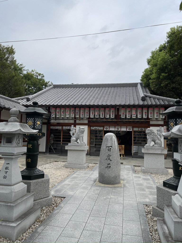 Tane-kashisha Shrine (The Ohyakudo stone and Komainu guardian deity that grants prayers for children)